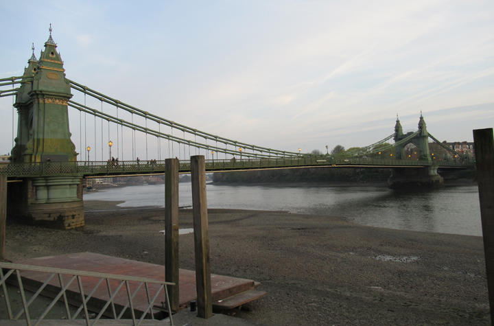 ロンドンのハマースミス橋は欠陥が見つかり車両通行止めに。解除のめどは立っておらずいつもは大混雑の橋が閑散としている（筆者撮影）