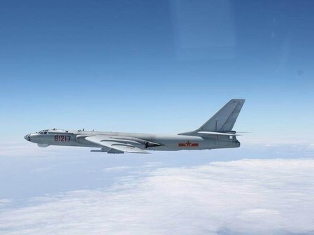 　１月２０日、防衛省は自衛隊機による２０１６年４月から１２月の緊急発進（スクランブル）回数が過去最多の８８３回だったと発表した。中国機へのスクランブルが大幅に増えた。写真は沖縄県の宮古海峡上空を通過する中国軍機。防衛省提供。２０１３年１０月撮影（２０１７年　ロイター/Joint Staff Office of the Defense Ministry of Japan)
