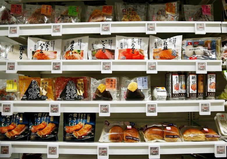 写真はコンビニエンスストアで売られている食品。2017年12月、東京で撮影。REUTERS/Kim Kyung-Hoon