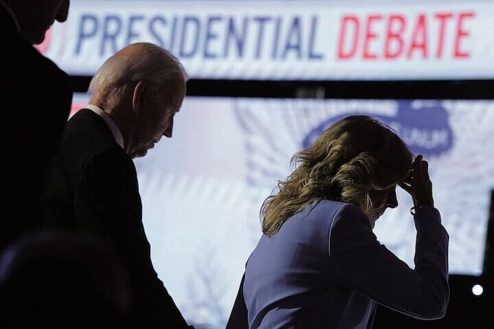 今すぐバイデンは身を引くべきだ（6月27日の討論会後、夫人と共に退場） BRIAN SNYDERーREUTERS