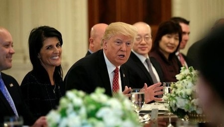 　４月２４日、トランプ米大統領（写真中央）は、北朝鮮のミサイル・核開発プログラムをめぐる緊張が高まるなか、国連安保理は同国に対する新たな制裁を発動する用意を整える必要があるとの考えを示した。ホワイトハウスで撮影（２０１７年　ロイター/Kevin Lamarque）