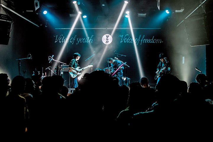 武漢のライブハウス「Vox」のステージで演奏するパンクバンド「フィル・レイク」　COURTESY OF LI YUNTONG