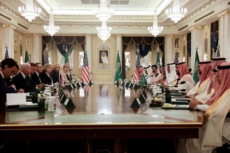 　米国とサウジアラビアは、バイデン米大統領のサウジ訪問中に、イランによる「核兵器保有」を阻止することの重要性について合意した。国営サウジ通信（ＳＰＡ）が共同声明を発表した。写真はジッダで行われた二国間会合で撮影（２０２２年　ロイター／Evelyn Hockstein）