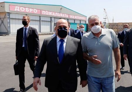 ロシアのミシュスチン首相による２６日の北方領土訪問に日本政府が抗議したことを巡り、ロシアは敵対的な対応だと反発し、ロシア首相は自国の領土を自由に訪問できると主張した。写真は、択捉島にある水産加工場を訪問した同首相（中央）。２０２１年７月２６日に撮影。（２０２１年　ロイター／Sputnik/Dmitry Astakhov/Pool via REUTERS ）