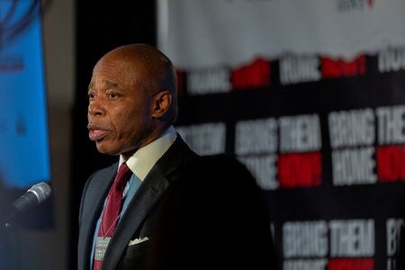 　米ニューヨーク市のアダムズ市長は２月１４日、メタ・プラットフォームズのフェイスブックやインスタグラムなど交流サイト（ＳＮＳ）が若者の間で精神衛生上の危機をあおっているとして、カリフォルニア州の裁判所に提訴したことを明らかにした。昨年１２月、ニューヨークで撮影（２０２４年　ロイター/David Dee Delgado）