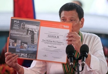 　１０月４日、ドゥテルテ大統領（写真）が、米国製兵器購入を減らしてロシアと中国から購入するとの自身の脅迫を実行に移すのであれば、フィリピンは大きな障害に直面することになると専門家は指摘する。マニラの陸軍本部で撮影（２０１６年　ロイター/Romeo Ranoco）