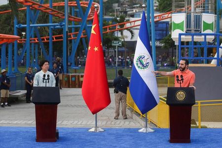 中国とエルサルバドルは自由貿易協定（ＦＴＡ）交渉を開始する。写真は、中国の資金援助で開園した遊園地の開園式に参加したエルサルバドルのブケレ大統領（右）と中国大使。２０２２年８月２６日にラ・リベルタードで撮影。（２０２２年　ロイター／Jose Cabezas）