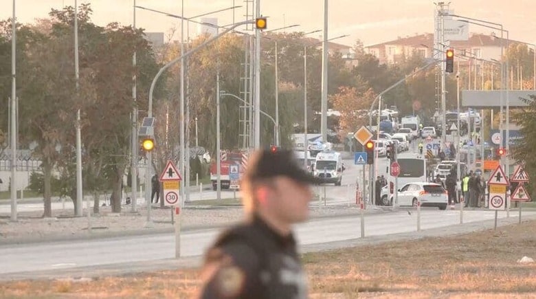トルコの首都アンカラ近郊にあるトルコ航空宇宙産業（ＴＵＳＡＳ）本部で２３日、爆発があり、死傷者が出たもよう。写真は現場付近で同日撮影（２０２４年　ロイター/via REUTERS TV）
