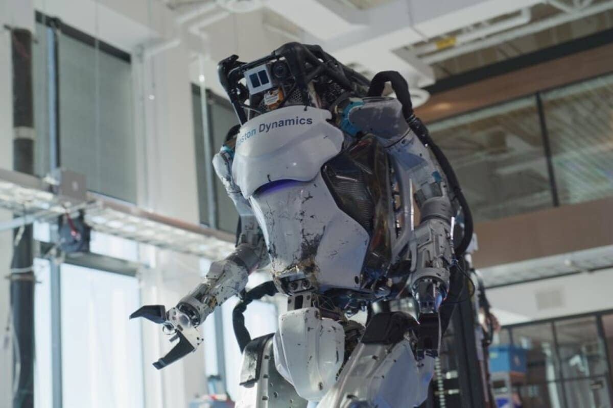 ロボット 海外にて購入 1点ものです。激レアです 地味だがすごい人型ロボ「Atlas」新技披露の映像──重い工具入れを