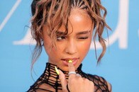 【写真】【動画】ブリトニー・スピアーズを真似？　歌姫タイラ、緑ブラジャーのステージ衣装が「そっくり」と話題に