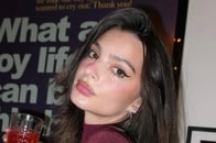 エミリー・ラタコウスキー、真っ赤なランジェリー姿で視線を独占！バレンタインコレクションが話題に