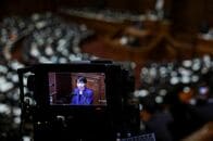 骨太・成長戦略を閣議決定、日銀の独立性加筆　防衛費数値目標見送り