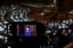 骨太・成長戦略を閣議決定、日銀の独立性加筆　防衛費数値目標見送り
