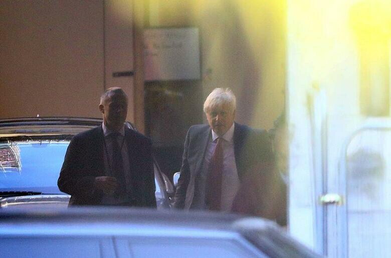 ジョンソン英首相(写真右)は14日、欧州連合(EU)離脱協定の一部を無効化する「国内市場法案」を議会に提出したことについて、EUが「テーブルから銃をどけなかった」ためだと説明し、国際法違反になってもやむなしという考えを示した(2020年　ロイター/HANNAH MCKAY)