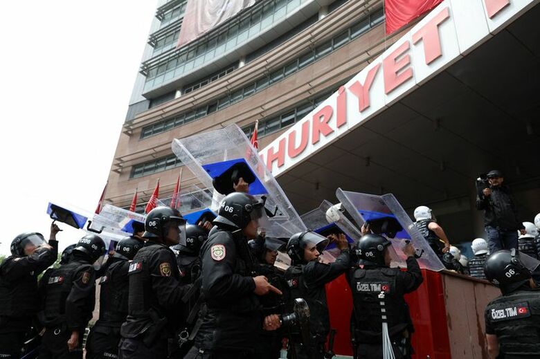 トルコのアンカラにあるＣＨＰ党本部に機動隊が催涙ガスを発射して強制突入し、追放とされたオゼル氏を退去させた。2026年5月24日撮影。REUTERS/Efekan Akyuz