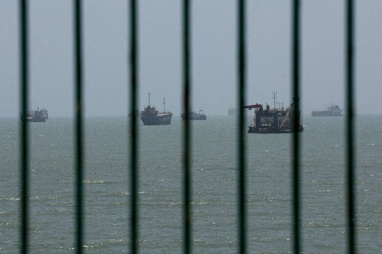 イラン南部バンダルアッバス沿岸付近に見えるホルムズ海峡の船舶。２６日撮影の提供写真。Majid Asgaripour/WANA (West Asia News Agency) via REUTERS