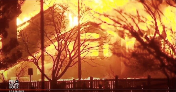 12月31日、米西部コロラド州デンバー近郊で発生した原野火災が強風にあおられ急速に拡大し、住宅約1000戸が焼失したとみられる。しかし、現地当局者によると、死者や行方不明者は報告されていない。PBS NewsHour / YouTube