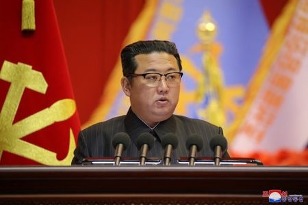 北朝鮮の金正恩総書記は、中国の李進軍大使の離任に当たり、中朝関係改善に貢献したとして大使の功績を高く評価した。写真は１２月７日、平壌で撮影（２０２１年　KCNA via REUTERS）