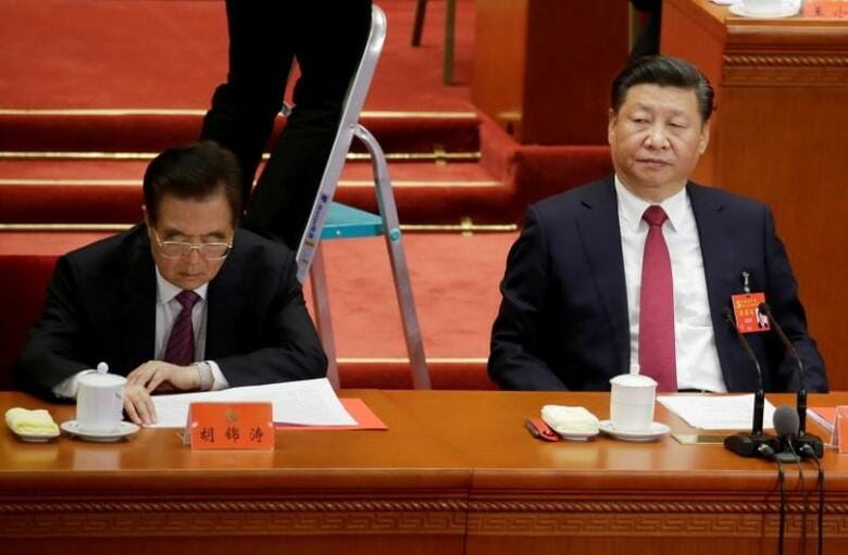 中国で吹き荒れる規制強化の嵐は、行き過ぎを抑えるという名の下に多大な企業価値を消失させた。これは強権的な姿勢に拍車がかかってきた習近平国家主席体制における政策リスク自体だけでなく、そうした政策がこれまでよりずっと厳しく本当に実行されるのではないかとの懸念も浮き彫りにしている。写真は習近平国家主席（右）と胡錦濤前国家主席。2017年10月、北京の人民大会堂で撮影（2021年　ロイター/Jason Lee）