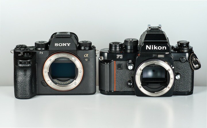 筆者の現在の主力機『ソニーα9』（フルサイズミラーレス・2017年発売）と、新聞記者時代に使っていた『ニコンF3P』（1982年発売／35mm一眼レフ『ニコンF3』＝1980年発売＝の報道仕様）。F3の中央に見えるミラーがα9にはない。F3は大型化する前のマニュアルフォーカスフィルム一眼レフで、α9と並べることで、ミラーレスが初期の一眼レフのサイズに先祖帰りしたことが分かる