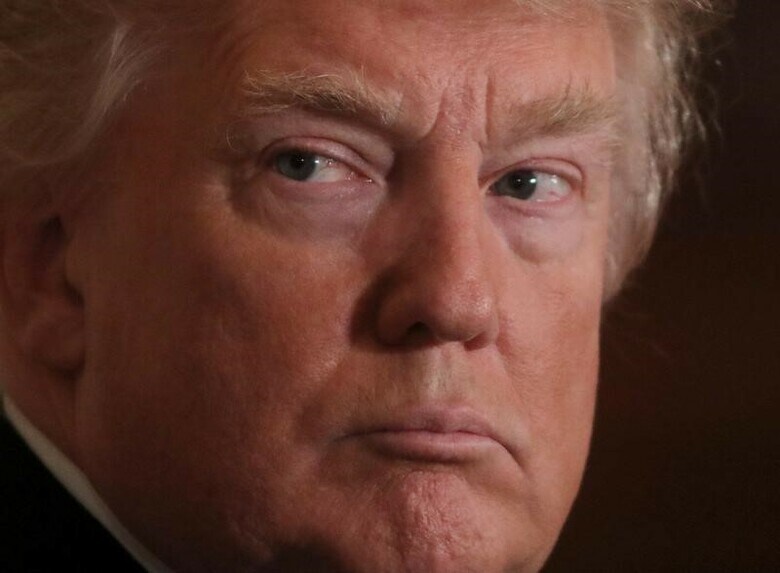 ５月１６日、トランプ米大統領（写真）が前週解任したコミー前連邦捜査局（ＦＢＩ）長官に近い筋が明らかにしたところによると、大統領はコミー氏の在任中に同氏に対し、フリン前大統領補佐官（国家安全保障担当）とロシアの関係を巡る捜査を打ち切るよう求めていた。４月撮影（２０１７年　ロイター/Carlos Barria）