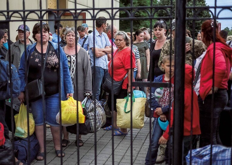 ロシア軍が侵攻したウクライナ東部ドネツク州で、退避するための列車を待つ市民（22年6月）　GLEB GARANICHーREUTERS