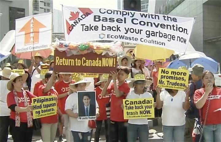 カナダ政府当局にゴミ回収を求めるフィリピンの環境団体　(c) ABS-CBN News / YouTube