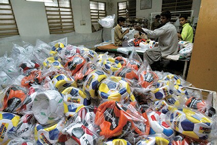 パキスタンのサッカーボール工場では子供が働いている　Mohsin Raza- REUTERS