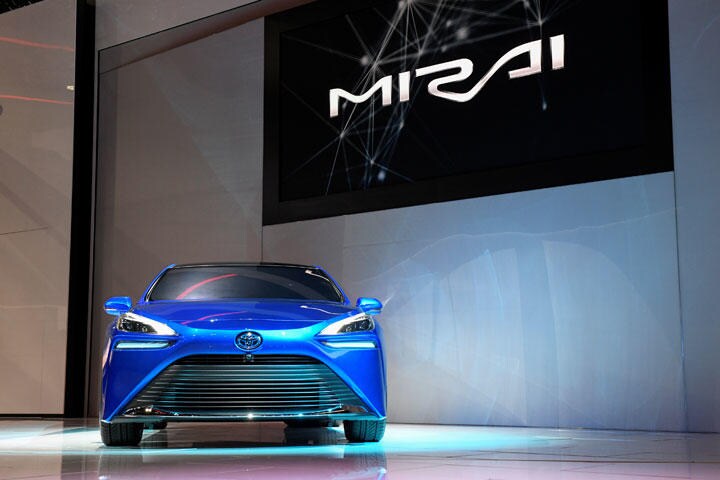 トヨタの燃料電池車「MIRAI」の価格は約700万円と庶民には手が届かない　Andrew Cullen-REUTERS
