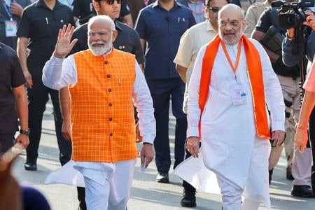 　インドで５月７日、下院総選挙の３回目の投票が行われ、モディ首相（左）も出身地の西部グジャラート州で投票した。アーメダバードで撮影（２０２４年　ロイター/Adnan Abidi）
