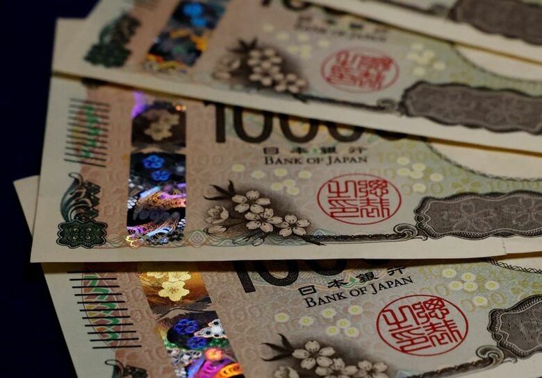 日本の1万円紙幣。10月20日撮影。REUTERS/Kim Kyung-Hoon