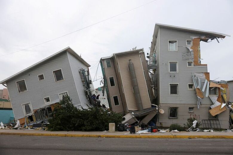 写真は地震で倒壊した建物。7月5日、ラ・グアイラ州マイケティアで撮影。REUTERS/Leonardo Fernandez Viloria