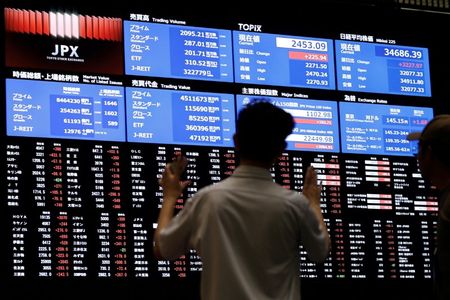 　８月１４日、東京株式市場で日経平均は、前営業日比２０９円９２銭高の３万６４４２円４３銭と３日続伸して取引を終えた。写真は６日、東京証券取引所で撮影（２０２４年　ロイター／Willy Kurniawan）