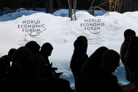 インド商工省の官僚トップ、ラジェシュ・クマール・シン氏は１７日、ロイターの単独インタビューに応じ、中国との国境地帯で平和が続けば、インドは中国からの対内投資規制を緩和する可能性があるとの見解を表明した。写真は１月１７日、スイスのダボスで撮影（２０２４年　ロイター/Denis Balibouse）