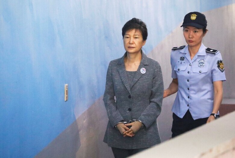 ２月２７日、韓国の検察は、収賄罪などに問われている前大統領、朴槿恵被告（６６）の論告求刑公判で、懲役３０年を求刑した。写真は裁判所に到着した同被告。ソウルで昨年８月撮影（２０１８年　ロイター／Kim Hong-Ji）
