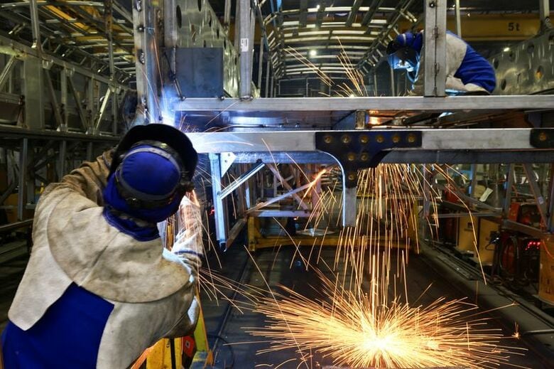 バスメーカー・マルコポーロの工場のバス車体製造ラインで作業する従業員ら。2026年3月、ブラジルのカシアス・ド・スルで撮影。REUTERS/Diego Vara