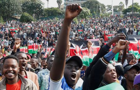 １月１４日、ケニアの民主活動家ボニフェース・ムワンギさんは過去何年にもわたって数え切れないほどのデモに参加してきたが、昨年６月と７日に行われた反政府デモはあらゆる期待を超える形になった。写真は２０２４年７月、政府の増税策に対する抗議活動で死亡したデモ参加者を追悼する行事に参加する若者ら。ナイロビで撮影（２０２５年　ロイター/Monicah Mwangi ）