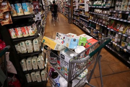 米商務省が１７日発表した２月の小売売上高（季節調整済み）は前月比０．２％増と、前月の１．２％減（下方改定）からプラスに転じた。写真は２０２２年６月、米ニューヨーク・マンハッタンのスーパーで撮影（２０２５年　ロイター/Andrew Kelly）
