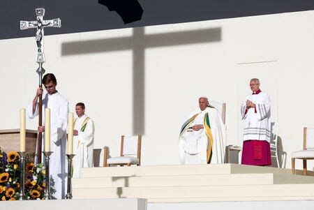 　ローマ教皇フランシスコは９月２９日、イスラエルによるレバノン空爆でイスラム教シーア派民兵組織ヒズボラの指導者ナスララ師と非戦闘員が死亡した件について、軍事攻撃は「道徳の範囲を超えている」と批判した。ブリュッセルで撮影（２０２４年　ロイター/Guglielmo Mangiapane）