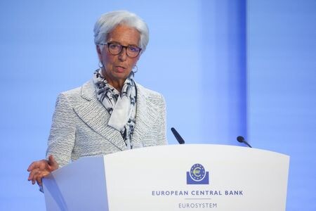 欧州中央銀行（ＥＣＢ）のラガルド総裁は２０日、許容できないほどの高インフレに対応するため、経済成長を制限する水準まで政策金利を引き上げる必要があるかもしれないと述べた。写真は８日、ＥＣＢ理事会後にフランクフルトで記者会見するラガルド総裁（２０２２年　ロイター／Kai Pfaffenbach）