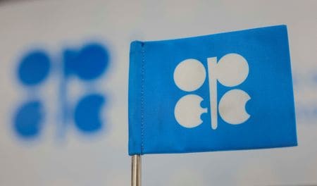 石油輸出国機構（ＯＰＥＣ）と非加盟の主要な産油国で構成する「ＯＰＥＣプラス」は３月３日、予定通り４月に増産を実施することを決定したと発表した。写真はＯＰＥＣのロゴ。２０２４年１１月、アゼルバイジャンのバクーで撮影（２０２５年　ロイター/Maxim Shemetov）