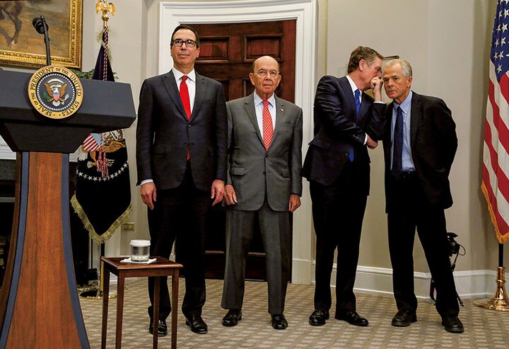 ムニューシン米財務長官（左端）ほかトランプ政権の経済政策を担う閣僚たち　Leeah Millis-REUTERS