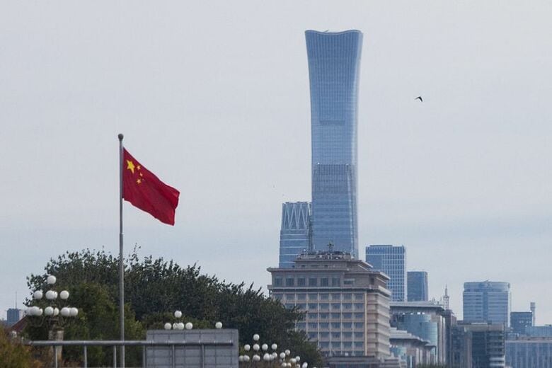 2026年10月26日、北京市内に掲げられた中国国旗。 REUTERS/Maxim Shemetov