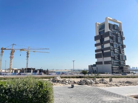 １１月２５日、サッカーワールドカップ（Ｗ杯）開催中のカタールで、宿泊施設の大幅な供給過剰という予想外の事態が起きている。写真はドーハのウォーターフロント・ホテル・アンド・アパートメンツ。２３日撮影（２０２２年　ロイター/Andrew Mills）