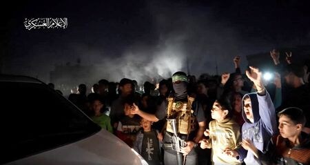 パレスチナ自治区ガザを実効支配するイスラム組織ハマスとイスラエルとの戦闘休止延長の最終日となる２９日、ハマスが解放した人質２人を乗せた車列がイスラエルに到着した。提供写真（２０２３年　ロイター/（Hamas Military Wing/Handout via REUTERS）