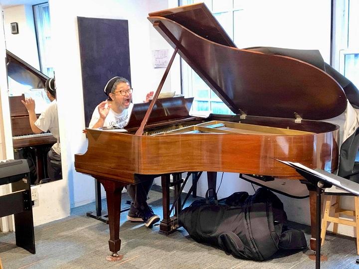 傍らにはいつもピアノが（ニューヨークのスタジオにて）　COURTESY SENRI OE