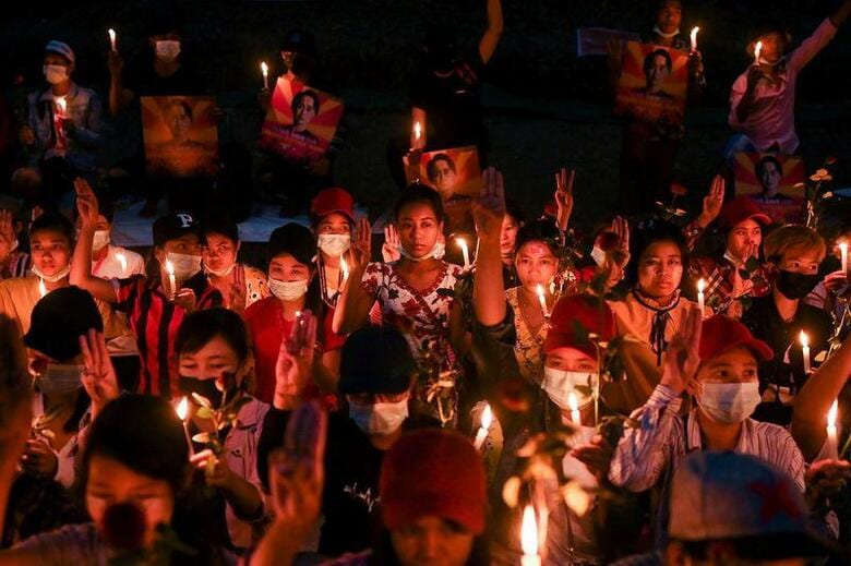 ミャンマー第2の都市マンダレーで軍事クーデターに対する抗議デモ参加者に治安当局が発砲し、2人が死亡したことを受け、全土で犠牲者を悼み、当局を非難する大規模な集会が行われた。写真はヤンゴンで行われた追悼集会え撮影（2021年　ロイター）