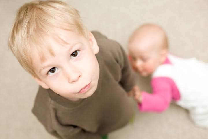 上の子にとって下の子の存在は「親の愛情を奪い合うライバル」 Tom-N-iStock