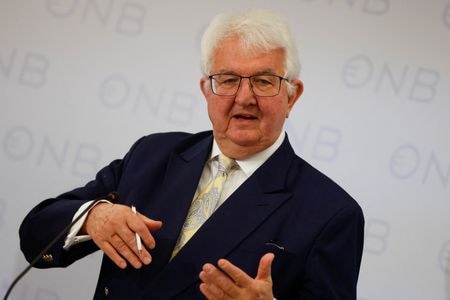欧州中央銀行（ＥＣＢ）メンバーのホルツマン・オーストリア中銀総裁は１６日、インフレ対策に真剣に取り組んでいるというＥＣＢのメッセージは、金利の大幅引き上げに相当する強いシグナルとの認識を示した。会見で撮影。（２０２２年　ロイター/Lisa Leutner）