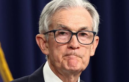 　米連邦準備理事会（ＦＲＢ）は１５日から２日間、政策運営の戦略見直しについて協議する。写真は、パウエルＦＲＢ議長。５月７日、ワシントンで撮影（２０２５年　ロイター/Kevin Lamarque）